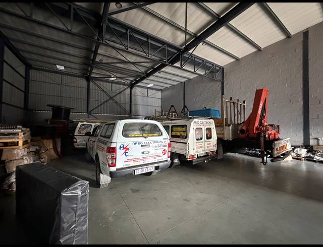 547M² WAREHOUSE TO LET IN STIKLAND INDUSTRIAL